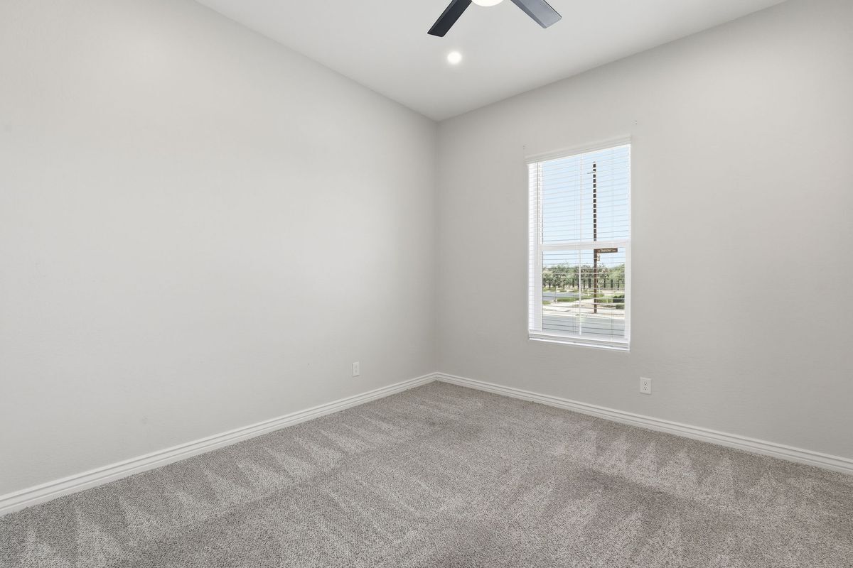 Building Photo - 10631 E Thatcher Ave