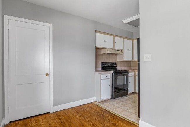 Building Photo - Adorable Duplex in the UNCG Area, Hardwood...