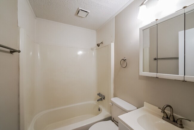 Building Photo - 1013 Sandy Brook Cir