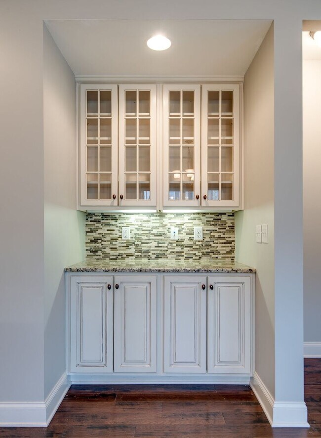 Building Photo - 3 Bed, 2.5 Bath End Unit Townhome w/ Garage