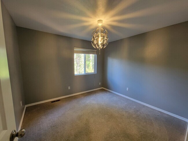 Building Photo - Spacious and Beautiful 4 bedroom in conven...