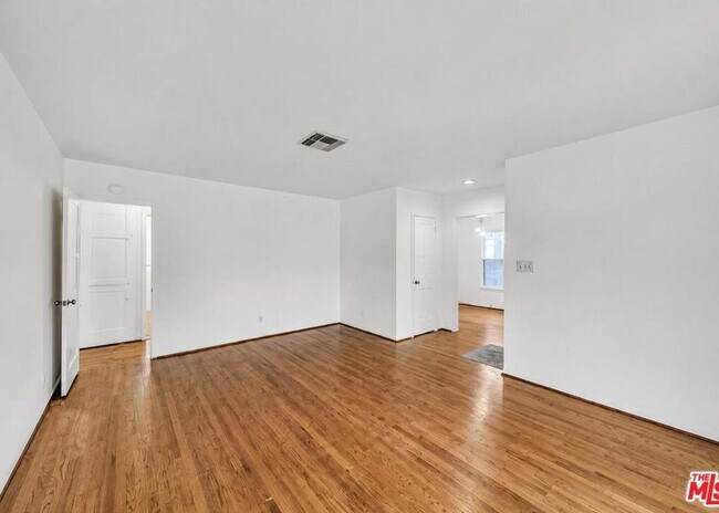 Building Photo - 6531 Hayvenhurst Ave