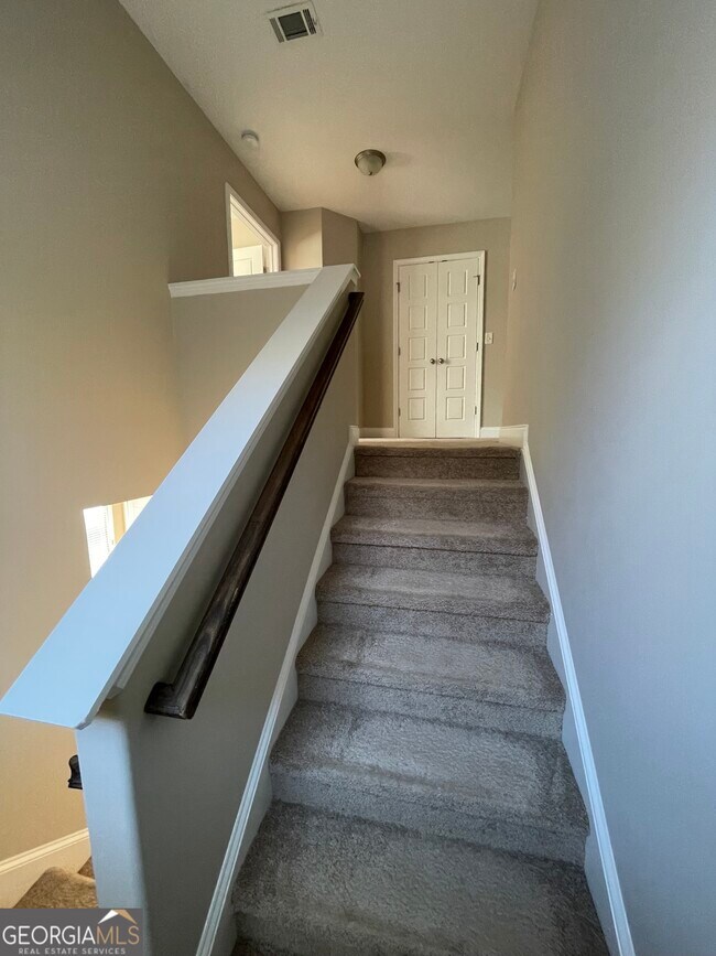 Building Photo - 495 Kirkland Dr