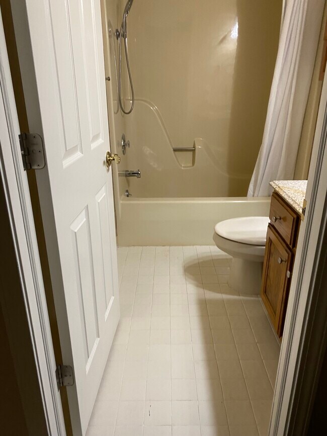 Shared bathroom - 5906 Niles Dr
