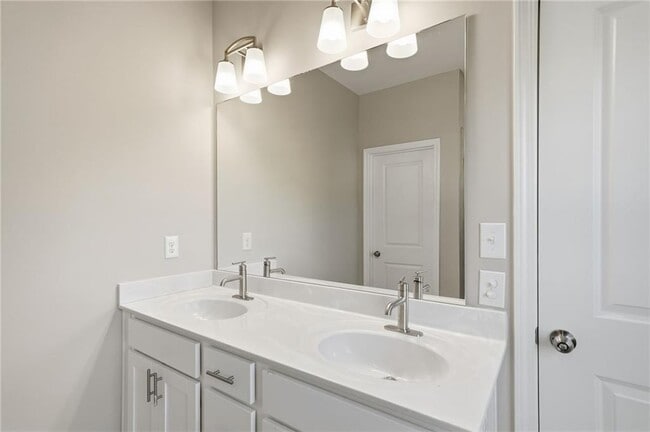 Building Photo - 318 Commons Ave