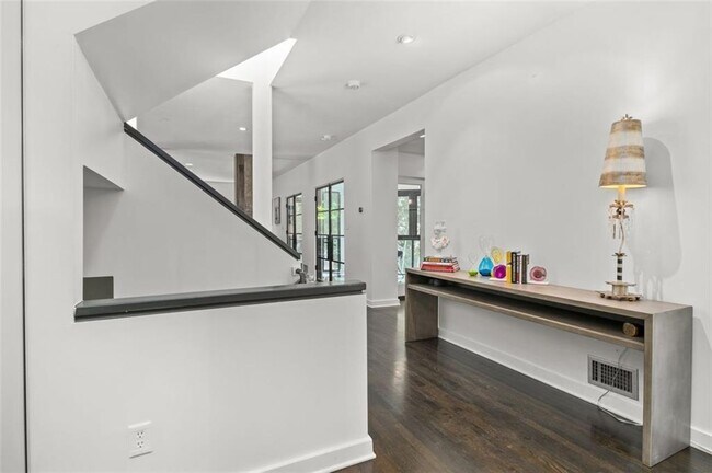 Building Photo - 4 W Wesley Ridge