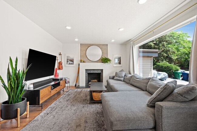 Building Photo - Beautifully Updated Holladay Home!