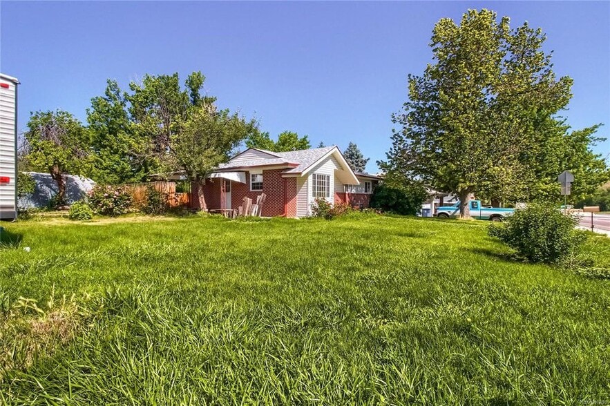 side of h - 1005 Moss St