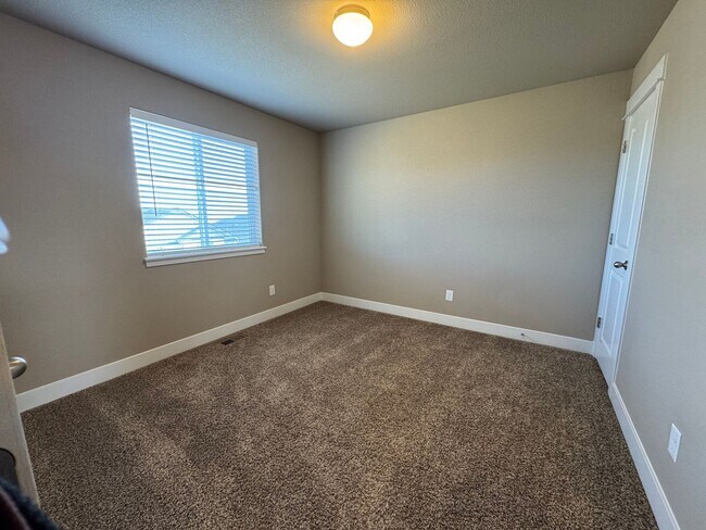Building Photo - Newer build, 3 bedroom, 2 1/2 bath in The Sands