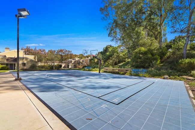 Building Photo - Rehabbed Newport Beach Townhome