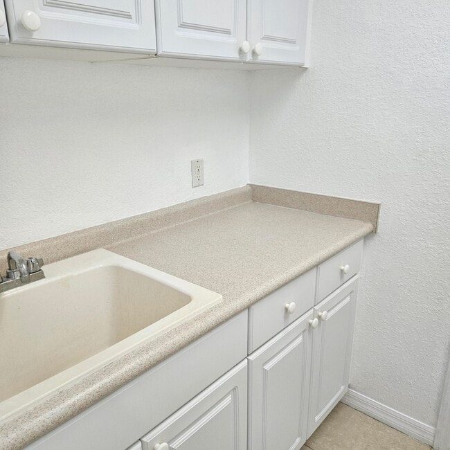 Building Photo - 1859 S Dovetail Dr