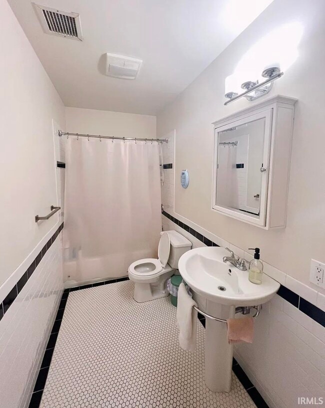 Building Photo - 213 N Walnut St