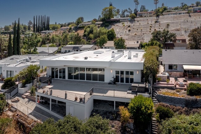 Building Photo - 4 Br 5 Ba with STUNNING VIEWS and Jacuzzi