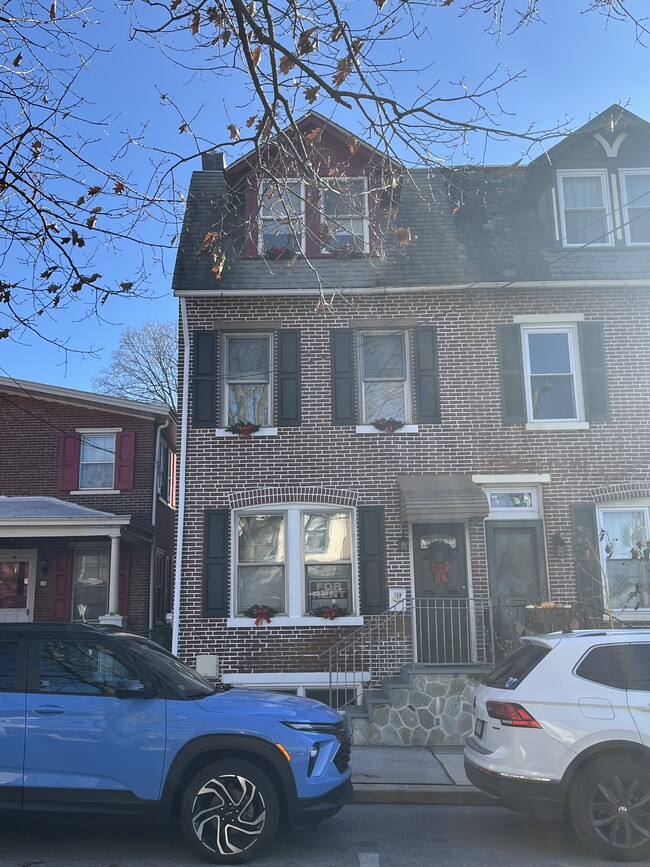 Building Photo - 128 W Chestnut St