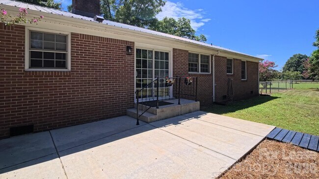 Building Photo - 734 Culp Ferguson Rd