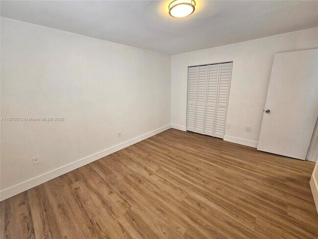 Building Photo - 10822 N Kendall Dr