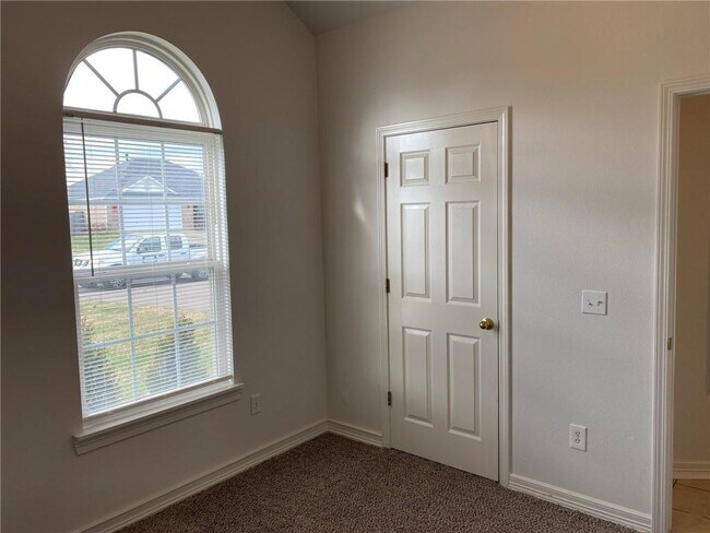 Building Photo - 911 SW Cheyenne Dr