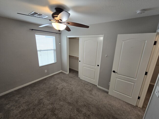Building Photo - 950 S Wallrade Ln