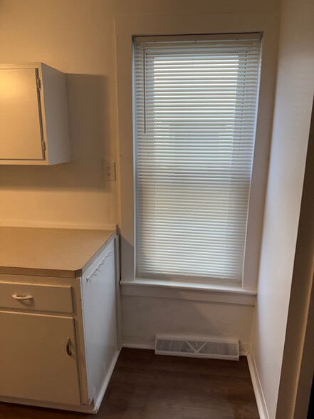 Building Photo - 526-14-1/2 S 14 1/2 St