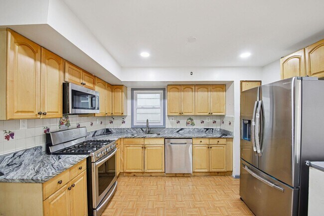 Building Photo - 13 Carlton Ave