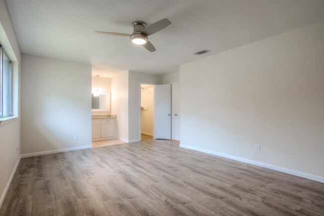 Building Photo - 2503 Versailles Dr