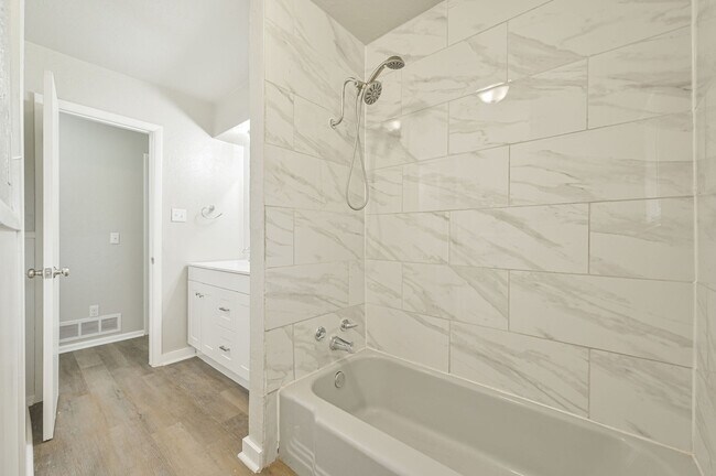 Building Photo - 1021 W Woodcrest Dr