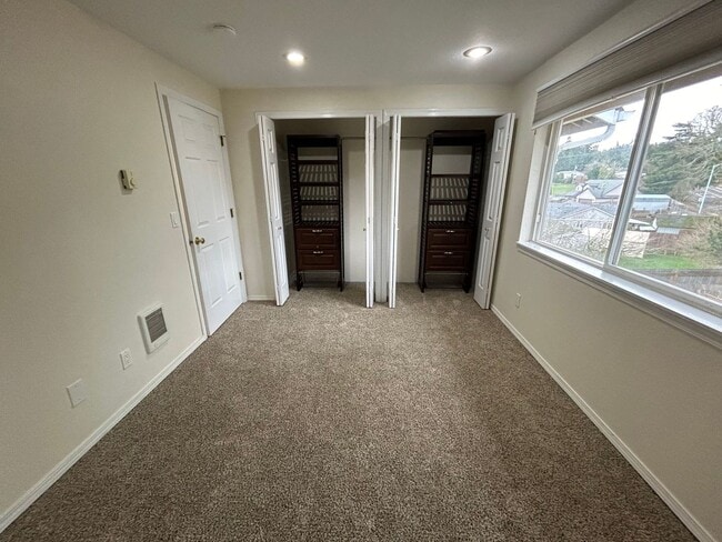 Building Photo - New Appliances, Carpet & Paint 2 Bed 1.5 B...