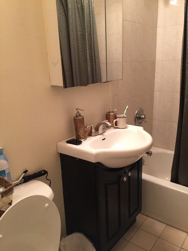 Building Photo - 1 Lake Ave