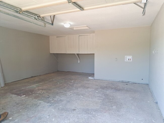Building Photo - 4 bed / 2 bath / 2 car garage
