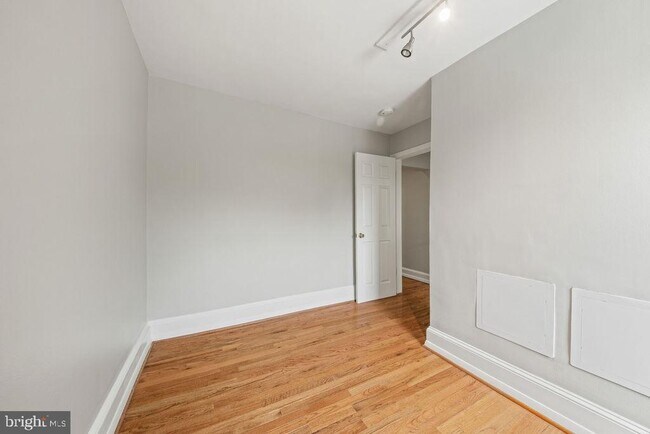 Building Photo - 1124 C St NE