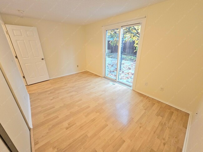 Building Photo - 7323 SE Rural St