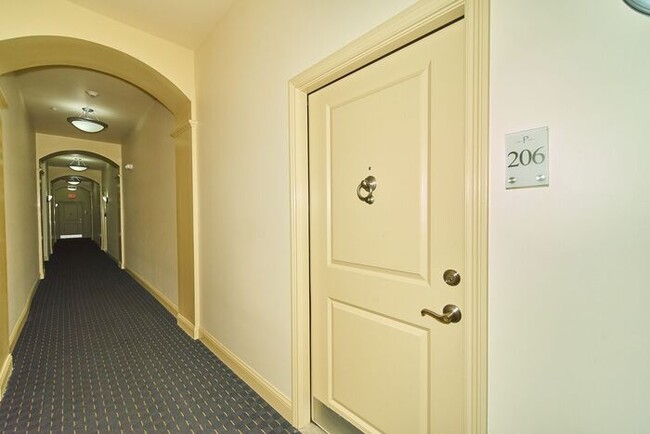 Building Photo - Sweet 1 Bedroom Condo in the Heart of Down...