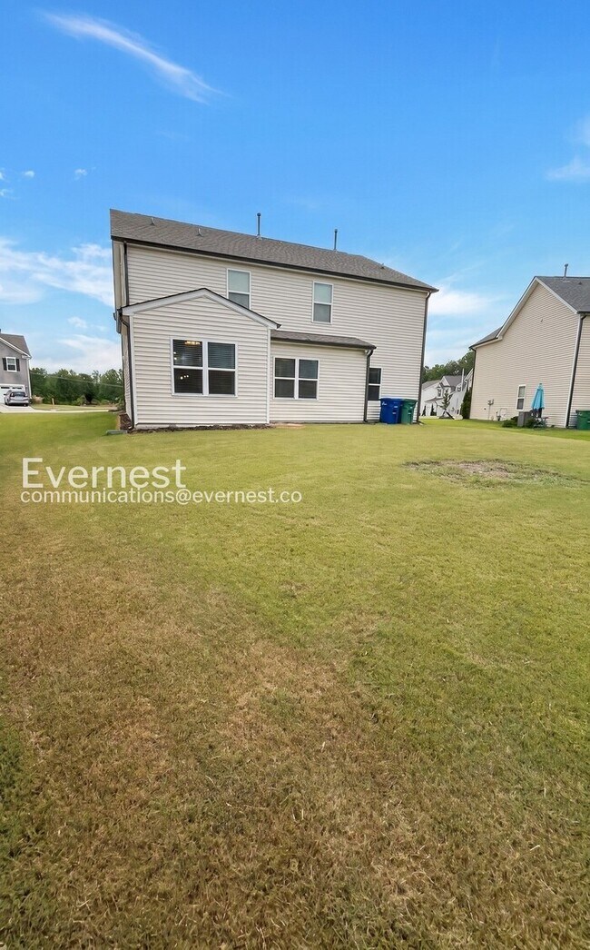 Building Photo - 5 Bed/3 Bath Home with Garage / Pet-Friendly / Available Now!