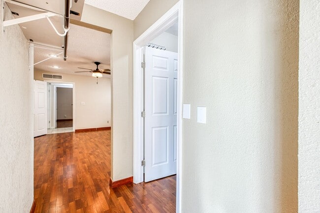 Building Photo - Beautiful House with 4 bed - 2 baths - office & covered big Jacuzzi