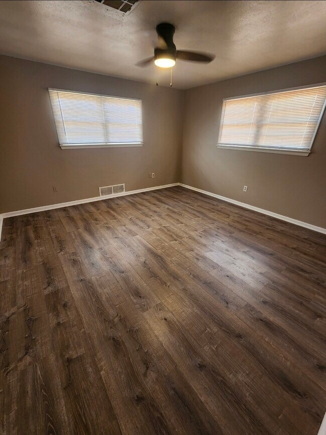 Building Photo - 3 bed 2 bath home with 1 car garage