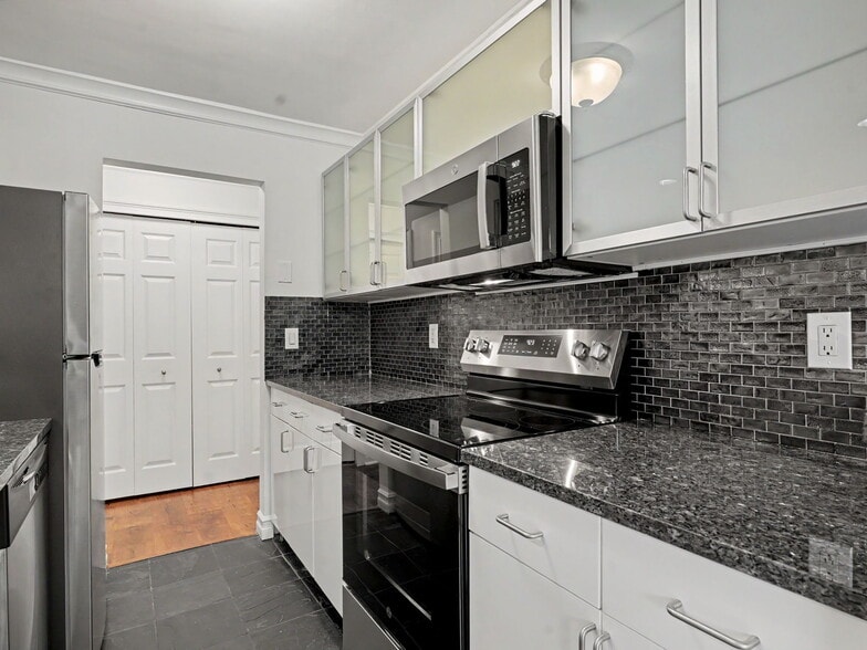 Building Photo - 180 Glenbrook Rd