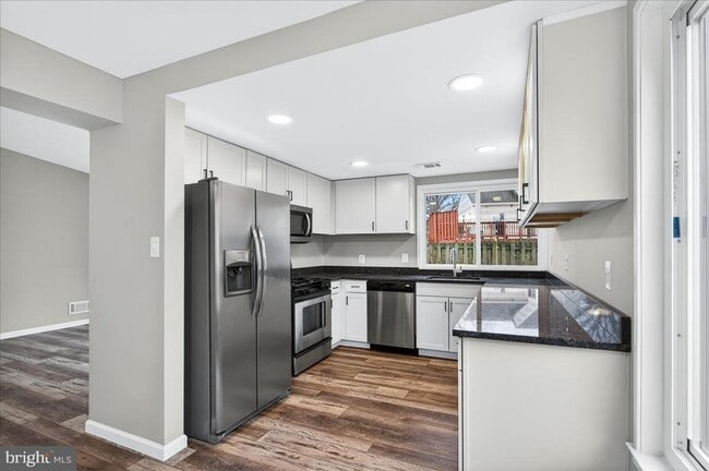 Building Photo - 6901 Vantage Dr