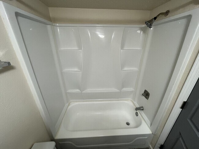 Building Photo - Newly Remodeled 2 Bedroom Unit in Family a...