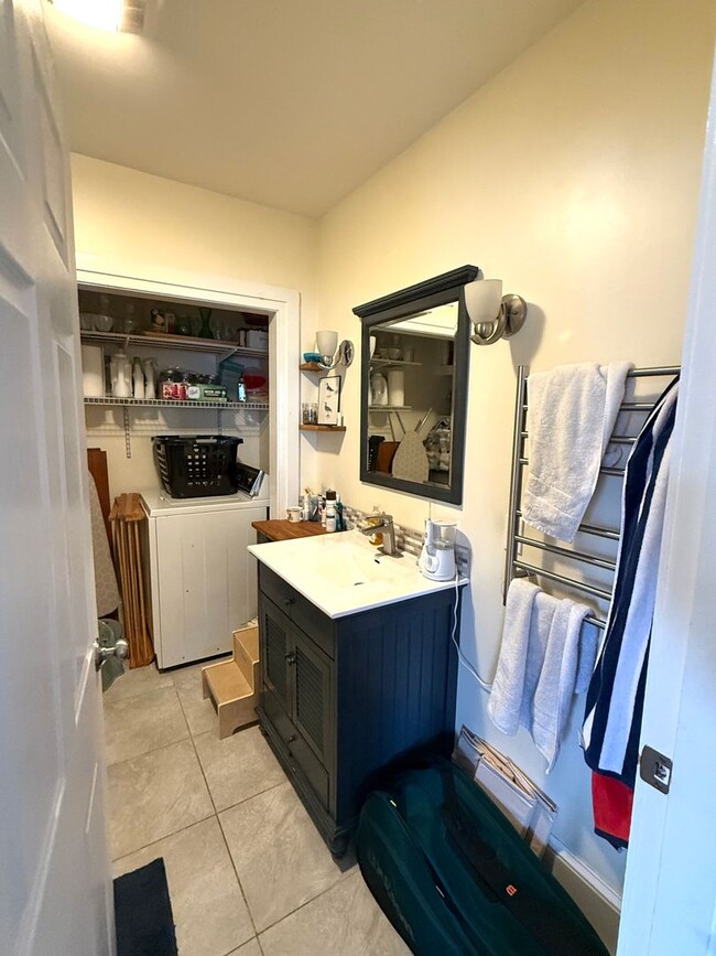 Building Photo - Charming 2 Bed + 2 Bath Condo in the West End!