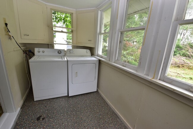 Building Photo - 2 bedroom home close to ND and Roseland