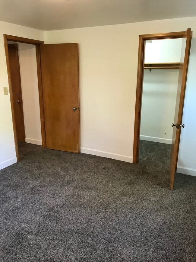 Building Photo - Spacious 1 Bedroom Apartment Near Downtown Sioux Falls!!