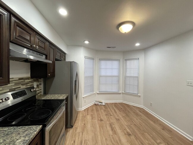 Building Photo - 3 bedroom townhome! Fenced backyard.