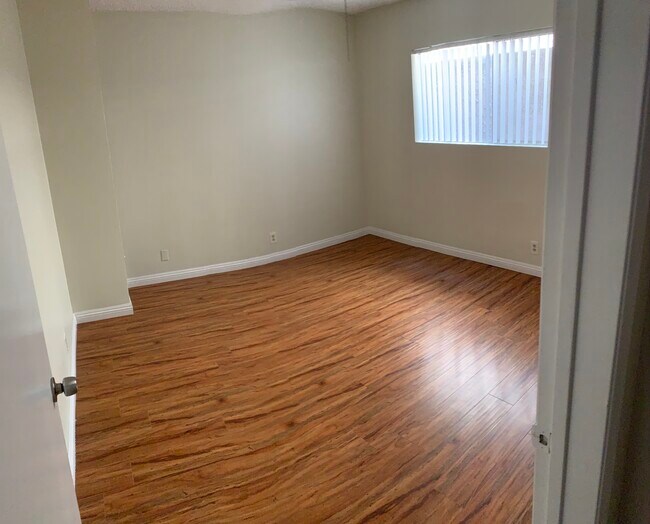 Building Photo - 414 E Cedar Ave