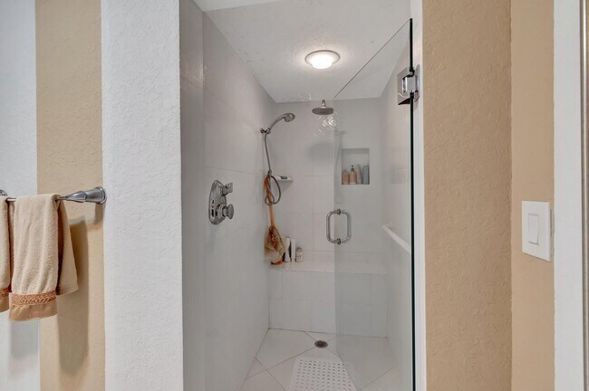 Building Photo - 4740 S Ocean Blvd
