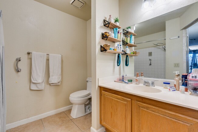 Building Photo - Cute and Cozy 2-bedroom 2-bathroom Townhom...