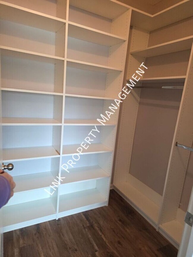 Building Photo - HALF OFF APRIL!  Beautiful One-Level Downstairs Condo in Prime Hamilton Place Location