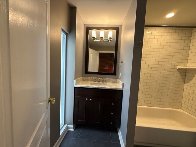 Building Photo - Spacious 4 Bedroom House In Baltimore City