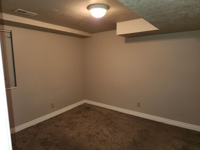 Building Photo - Spacious 5 Bd 2.5 Bath Home in Millcreek