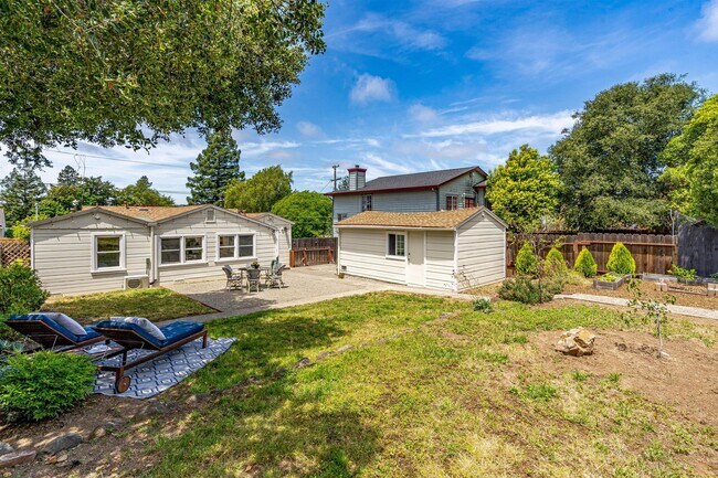Building Photo - Alta Heights Beautifully Renovated Cottage