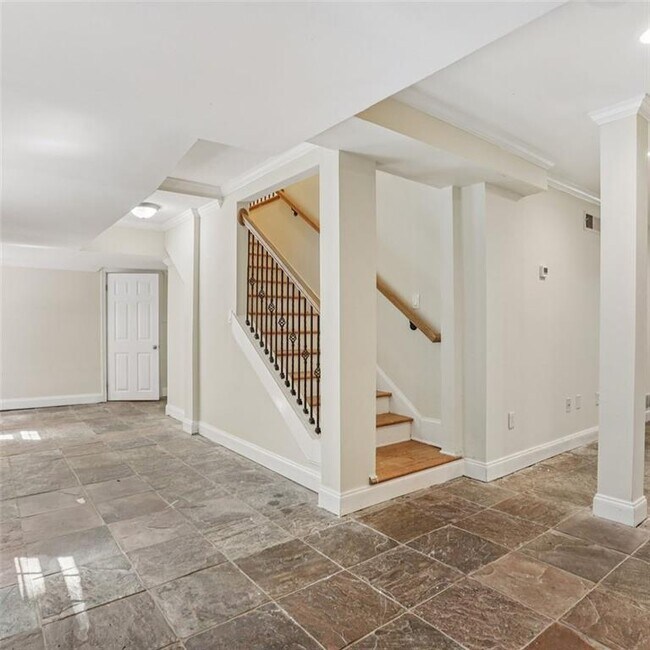 Building Photo - 3859 Peachtree Dunwoody Rd